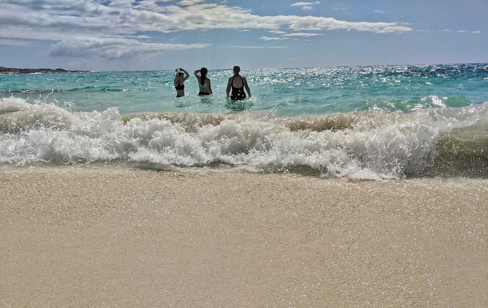 waves can get intense at kua bay beach