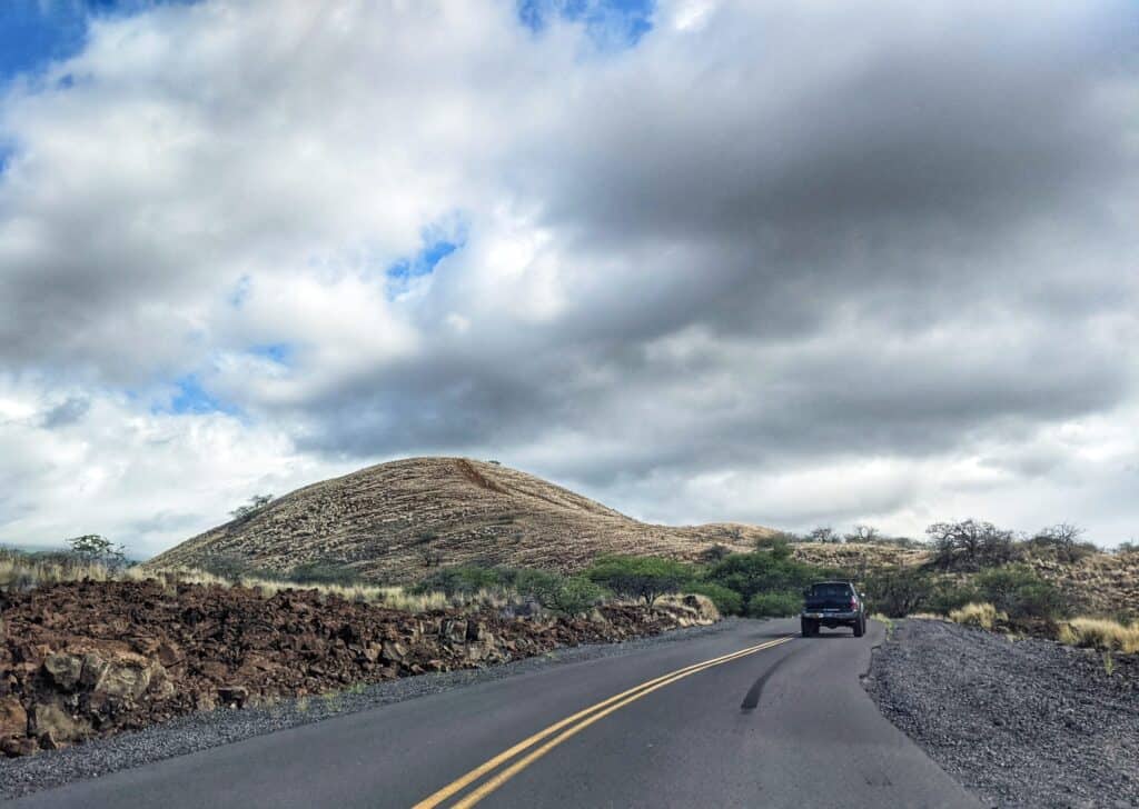 view of pu'u ku'ili driving from kua bay beach