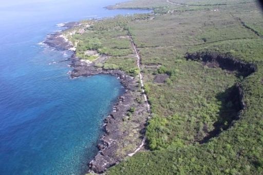 one of the things to do in captain cook hawaii is hike the 1871 trail along the coastline