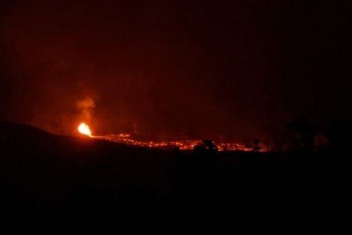 one of the best things to do on the big island at night is to hike to see lava flow in kileaua