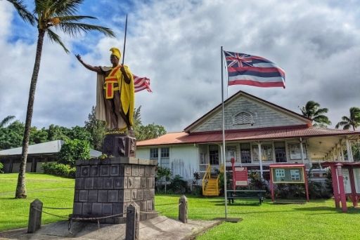 kamehameha statue in kaapu with hawaiian flag flying