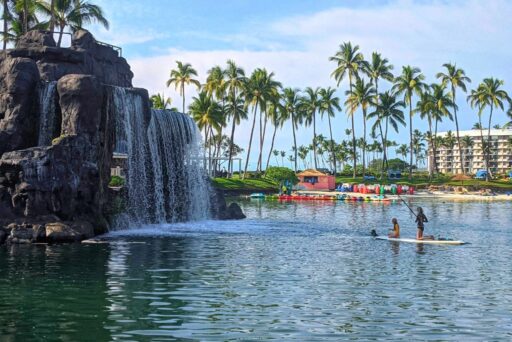waikoloa hilton waterfall and lagoon, a good place where to stay on the Big Island