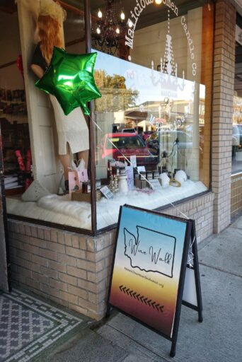 snohomish wine walk sign with balloon