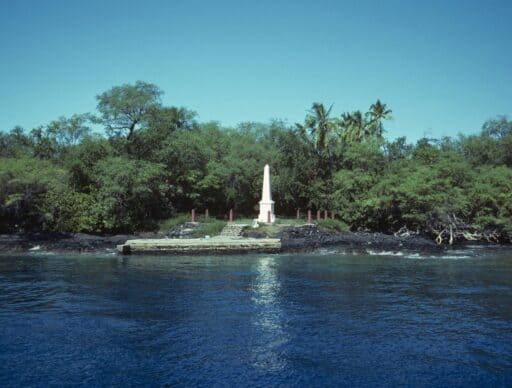 captain cook monument at kealakekua bay