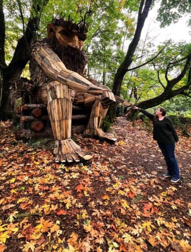 me ET-ing fingers with oscar the bird king pnw troll