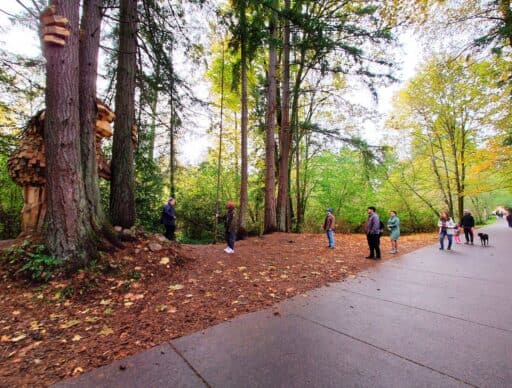 line of people waiting to take their picture with jakob the pnw troll