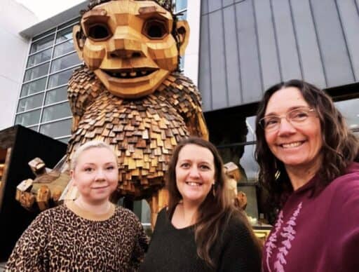 selfie in front of frankie feetsplinters pnw troll