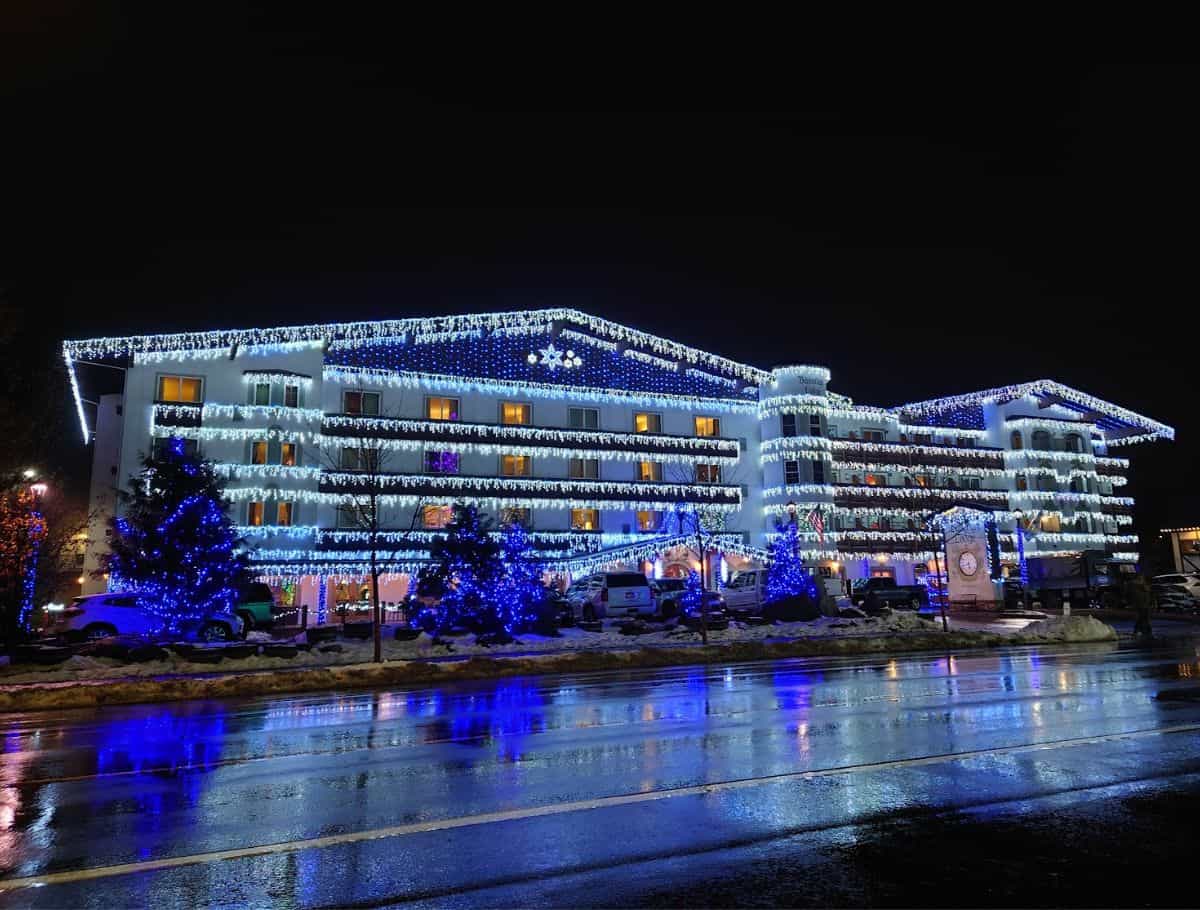 this hotel is all lit up in blue and white lights for christmas in leavenworth