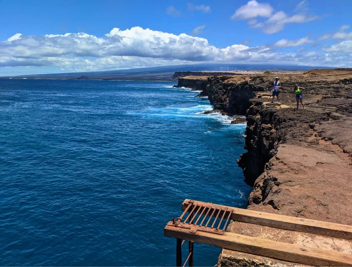 Blue waters at South Point cliffs