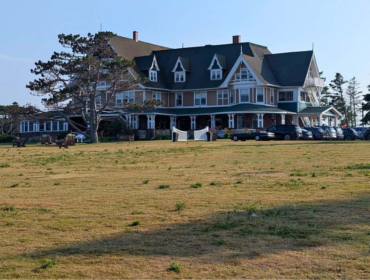 dalvay by the sea mansion with lawn in front