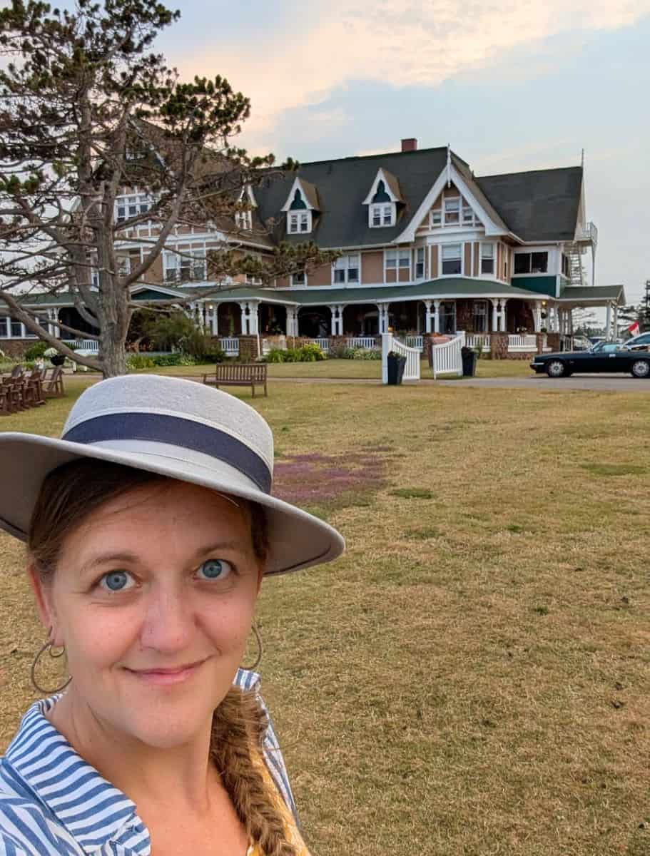 selfie of me wearing a hat in front of the exterior of dalvay by the sea