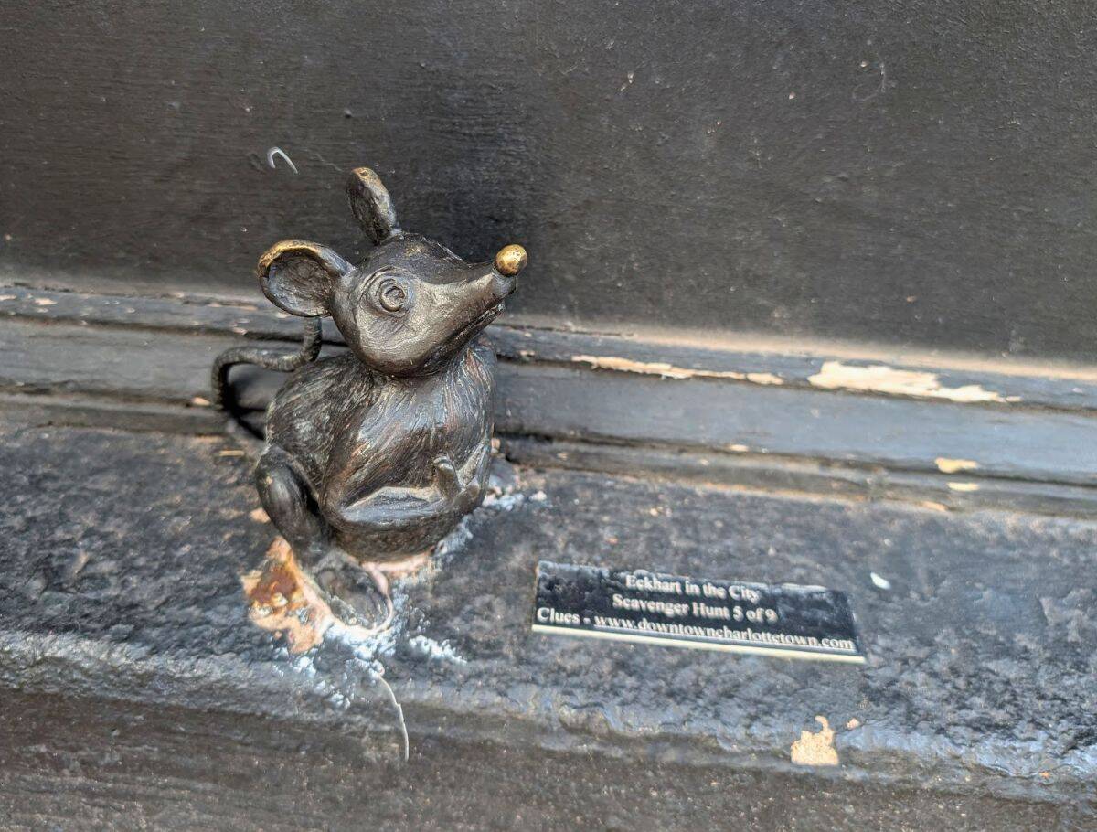 Little statue of Eckhart in a window sill