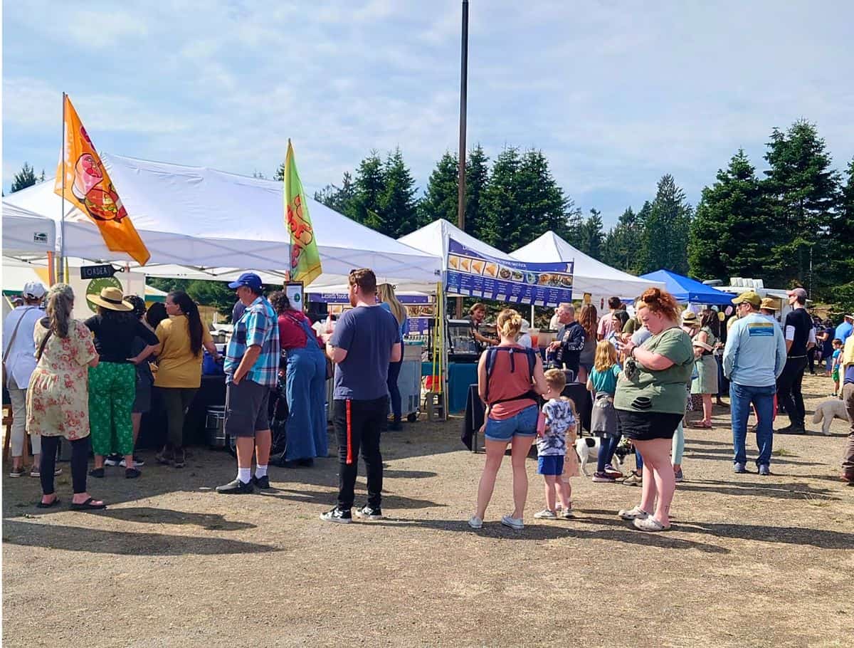 harvest faire goers standing in line for food at vendor booths